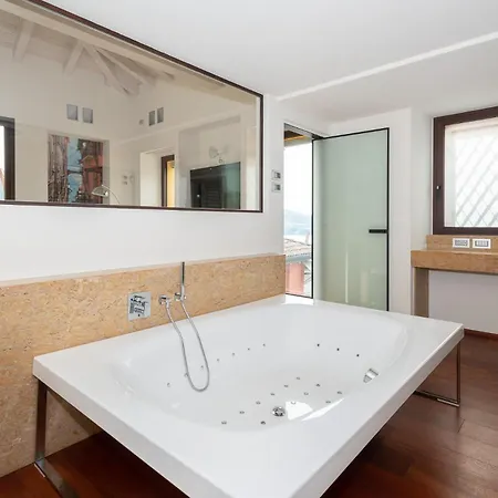 Luxury Como Lake 度假居 *